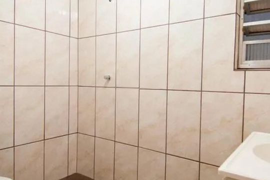 Banheiro de apartamento para alugar com 2 quartos, 43m² em Petrópolis, Porto Alegre