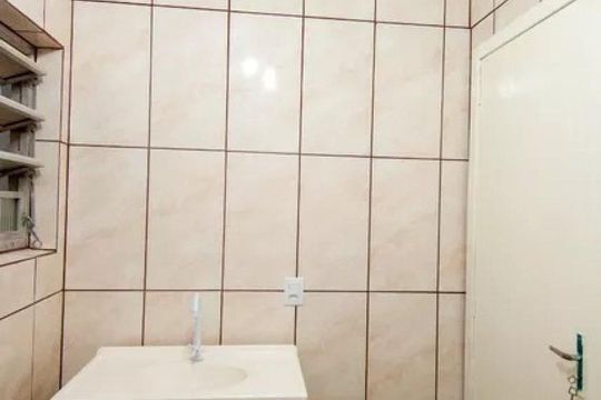 Banheiro de apartamento para alugar com 2 quartos, 43m² em Petrópolis, Porto Alegre