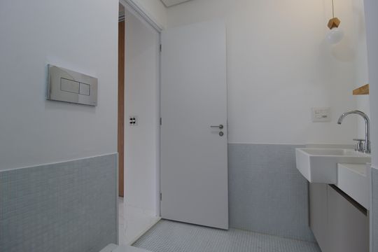 Banheiro da Suíte de apartamento para alugar com 1 quarto, 63m² em Vila Nova Conceição, São Paulo