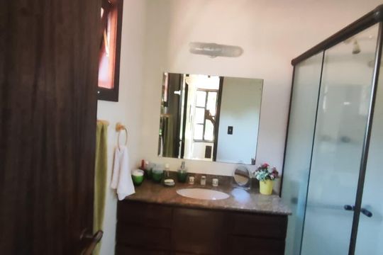 Banheiro de casa de condomínio para alugar com 4 quartos, 267m² em Várzea das Moças, Niterói