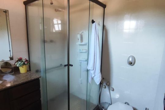 Banheiro de casa de condomínio para alugar com 4 quartos, 267m² em Várzea das Moças, Niterói