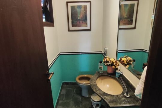 Banheiro de casa de condomínio para alugar com 4 quartos, 267m² em Várzea das Moças, Niterói