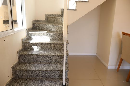 Escada de casa à venda com 3 quartos, 140m² em Vila Zelina, São Paulo