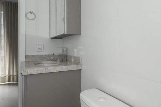 Banheiro Social de apartamento para alugar com 1 quarto, 25m² em Independência, Porto Alegre
