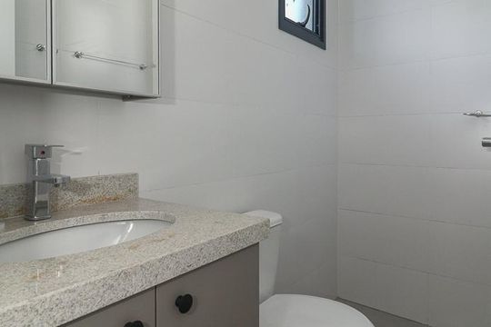 Banheiro Social de apartamento para alugar com 1 quarto, 25m² em Independência, Porto Alegre