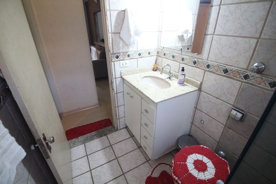 Banheiro de apartamento à venda com 2 quartos, 53m² em Eldorado, Contagem