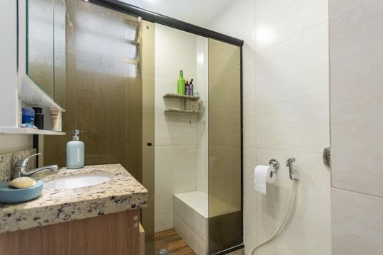 Banheiro de apartamento para alugar com 2 quartos, 60m² em Grajaú, Rio de Janeiro