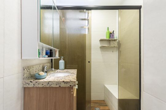 Banheiro de apartamento para alugar com 2 quartos, 60m² em Grajaú, Rio de Janeiro