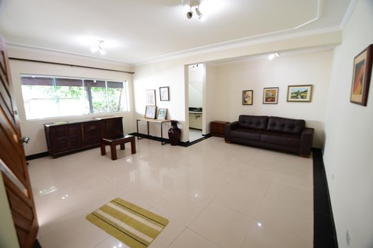 Casa para alugar com 3 quartos, 326m² em Conjunto Habitacional Vila Santana (sousas), Campinas