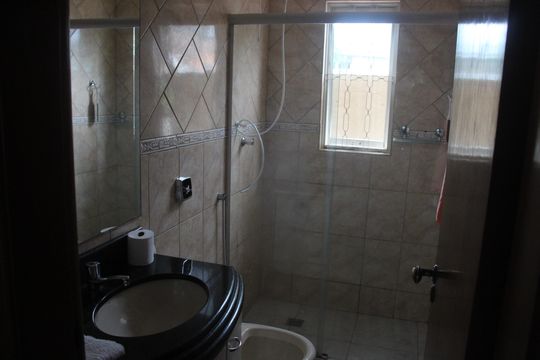 Banheiro do Corredor  de casa à venda com 4 quartos, 240m² em Vila Alto da Gloria, Goiânia