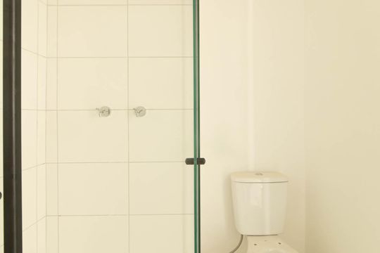 Banheiro de kitnet/studio para alugar com 1 quarto, 24m² em Vila Cordeiro, São Paulo