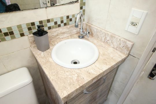 Banheiro de apartamento à venda com 2 quartos, 50m² em Cidade São Jorge, Santo André