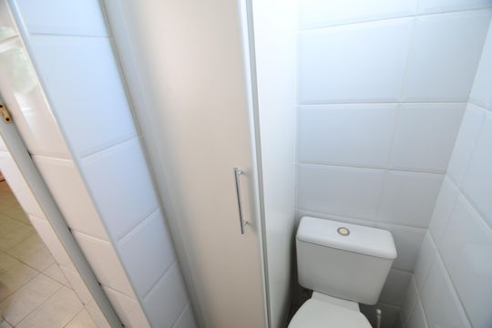 Banheiro de serviço de apartamento para alugar com 3 quartos, 80m² em Taquaral, Campinas
