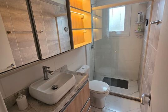 Banheiro de apartamento à venda com 3 quartos, 96m² em Teresópolis, Porto Alegre