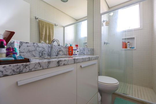 Banheiro da Suíte 1 de casa de condomínio à venda com 3 quartos, 137m² em Jardim Monte Kemel, São Paulo