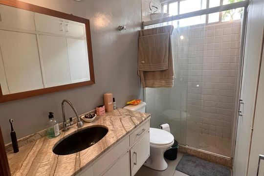 Banheiro de apartamento à venda com 1 quarto, 40m² em Barra da Tijuca, Rio de Janeiro