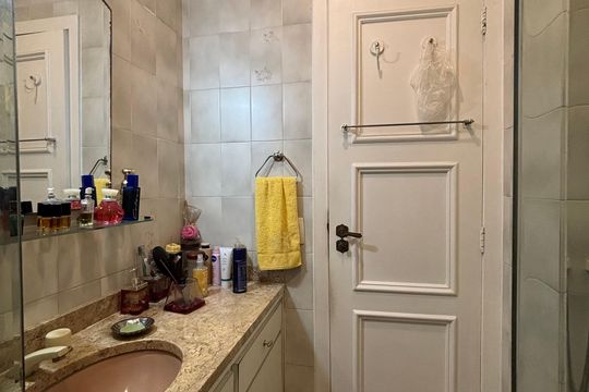 Suíte - banheiro de apartamento à venda com 2 quartos, 128m² em Leme, Rio de Janeiro