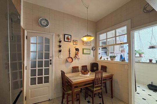 Cozinha de apartamento à venda com 2 quartos, 128m² em Leme, Rio de Janeiro
