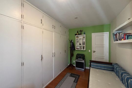Quarto 1 de apartamento à venda com 2 quartos, 128m² em Leme, Rio de Janeiro