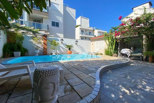 Piscina de casa para alugar com 3 quartos, 600m² em Campeche, Florianópolis