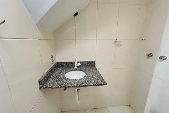 Banheiro 2 de casa de condomínio para alugar com 2 quartos, 80m² em Praça Seca, Rio de Janeiro