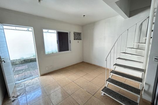 Sala de casa de condomínio para alugar com 2 quartos, 80m² em Praça Seca, Rio de Janeiro