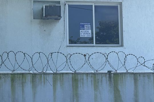 Fachada + paquinha de casa de condomínio para alugar com 2 quartos, 80m² em Praça Seca, Rio de Janeiro