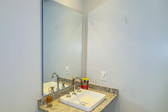 Banheiro social de apartamento à venda com 2 quartos, 50m² em Brooklin, São Paulo