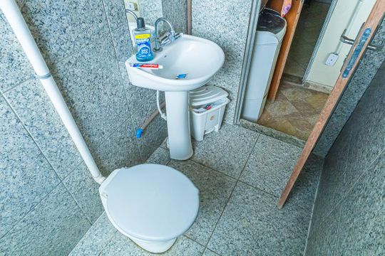 Banheiro de kitnet/studio para alugar com 1 quarto, 30m² em Canaa, Belo Horizonte