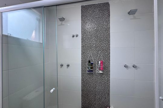 Suíte 4 - Banheiro de casa de condomínio à venda com 4 quartos, 180m² em Vargem Pequena, Rio de Janeiro