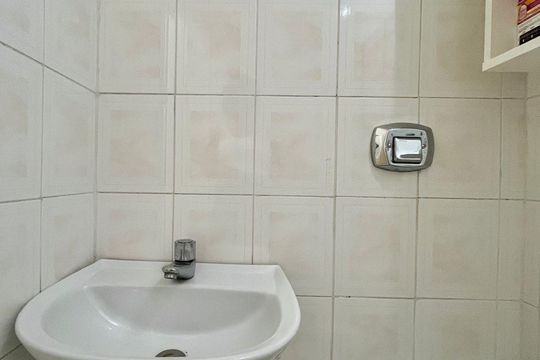 Banheiro de apartamento à venda com 2 quartos, 121m² em Cambuí, Campinas