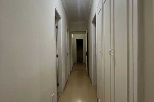 Corredor de apartamento à venda com 2 quartos, 121m² em Cambuí, Campinas