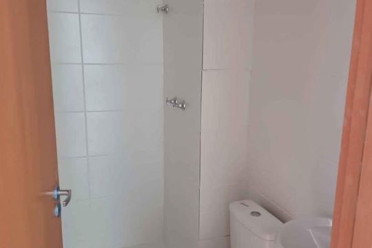 Banheiro de apartamento para alugar com 2 quartos, 45m² em Guaratiba, Rio de Janeiro