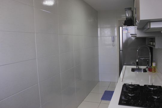 Cozinha com área de serviço  de apartamento à venda com 2 quartos, 56m² em Parque Continental Ii, Guarulhos