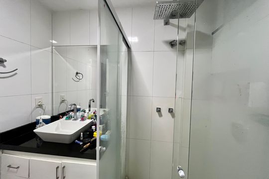 Banheiro social de apartamento à venda com 3 quartos, 130m² em Copacabana, Rio de Janeiro