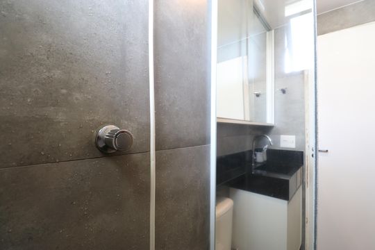 Banheiro  de apartamento para alugar com 2 quartos, 51m² em Vila Anastácio, São Paulo