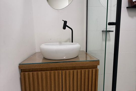 Banheiro de kitnet/studio para alugar com 1 quarto, 26m² em República, São Paulo