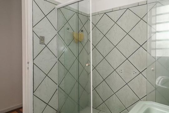 Banheiro de casa para alugar com 4 quartos, 350m² em Petrópolis, Porto Alegre