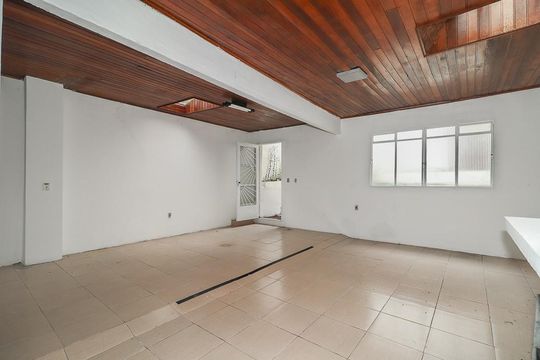 Salão Fundos de casa para alugar com 4 quartos, 350m² em Petrópolis, Porto Alegre