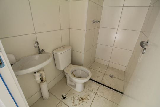 Banheiro de apartamento para alugar com 2 quartos, 43m² em Taquara, Rio de Janeiro