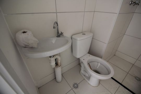 Banheiro de apartamento para alugar com 2 quartos, 43m² em Taquara, Rio de Janeiro