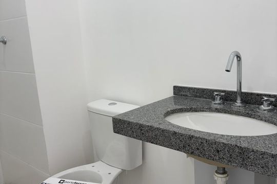 Banheiro de apartamento à venda com 1 quarto, 25m² em Pinheiros, São Paulo