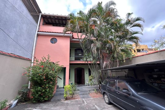 Fachada de casa à venda com 3 quartos, 133m² em Encantado, Rio de Janeiro