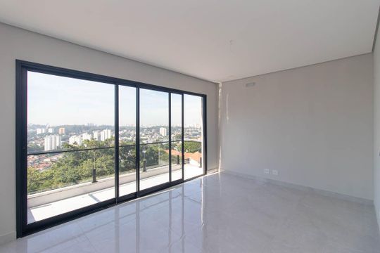 Casa à venda com 4 quartos, 300m² em Vila Irmaos Arnoni, São Paulo