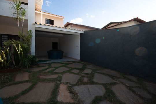 Garagem de casa de condomínio para alugar com 3 quartos, 350m² em Condomínio Quintas do Sol, Brasília