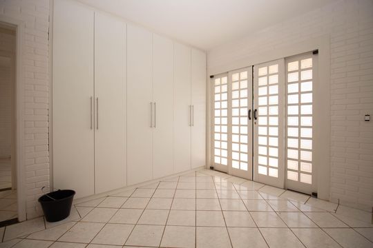 Quarto 2 de casa de condomínio para alugar com 3 quartos, 350m² em Condomínio Quintas do Sol, Brasília