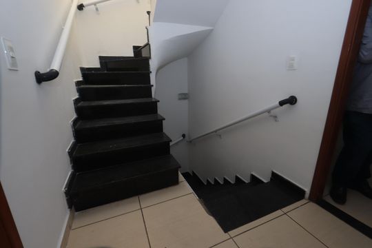 Escadas de casa de condomínio para alugar com 2 quartos, 117m² em Vila Ema, São Paulo