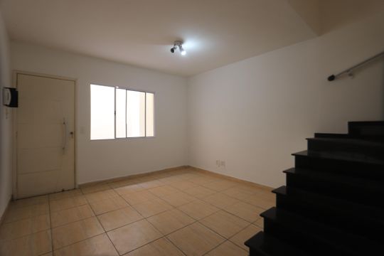 Sala de casa de condomínio para alugar com 2 quartos, 117m² em Vila Ema, São Paulo