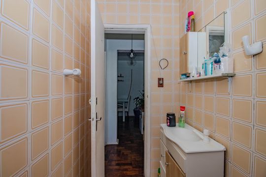 Banheiro de apartamento à venda com 1 quarto, 50m² em Jardim Dona Leopoldina, Porto Alegre