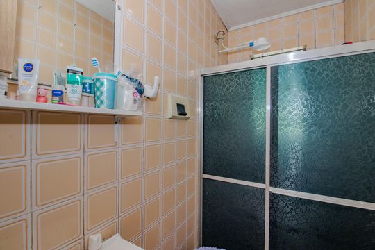 Banheiro de apartamento à venda com 1 quarto, 50m² em Jardim Dona Leopoldina, Porto Alegre